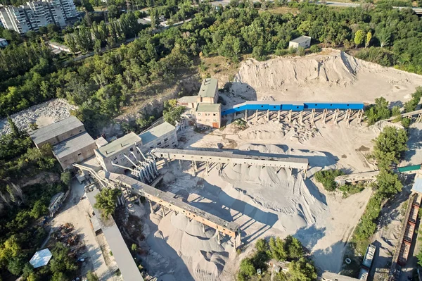 Vista aérea da instalação de processamento com o fraccionador de areia na borda de uma lagoa de pedreira de areia de quartzo para areia de quartzo branco, feita com drone — Fotografia de Stock