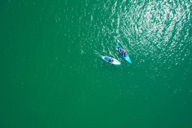 Denizde sup panoları havadan görünümü. Güneşli bir günde iki paddleboard üst görünümü. Yukarıdan görüntüle.