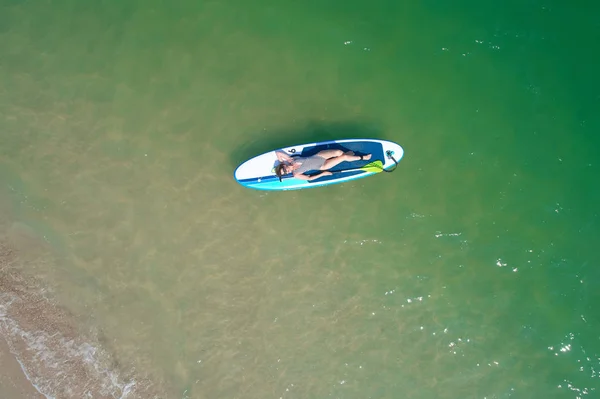 Vacances d'été. Belle jeune femme se relaxant sur le SUP à Turquoise Water. Beauté, Bien-être. Loisirs . — Photo