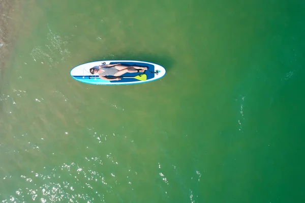 Vacaciones de verano. Hermosa joven Relajándose en el SUP en Turquoise Water. Belleza, bienestar. Recreación . —  Fotos de Stock