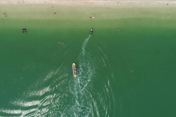 Een bananenboot vol toeristen die sneller weg zijn — Stockfoto