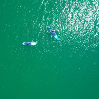 Denizde sup panoları havadan görünümü. Güneşli bir günde iki paddleboard üst görünümü. Yukarıdan görüntüle.