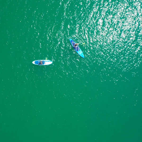 Vue aérienne des planches à soup sur la mer. Vue de dessus de deux paddleboard par une journée ensoleillée. Vue d'en haut . — Photo