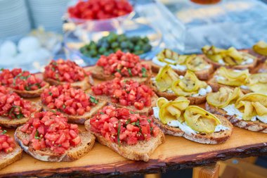 Bruschette ve masadaki diğer İtalyan yemekleri