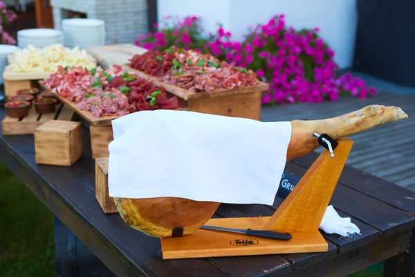 Italiaanse Dry-gezouten ham Prosciutto op tafel. Getinte afbeelding. Selectief scherpstelpunt — Stockfoto