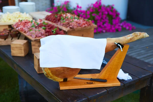 İtalyan kuru kürlenmiş jambon prosciutto masada. Tonlu görüntü. Seçici odak noktası — Stok fotoğraf
