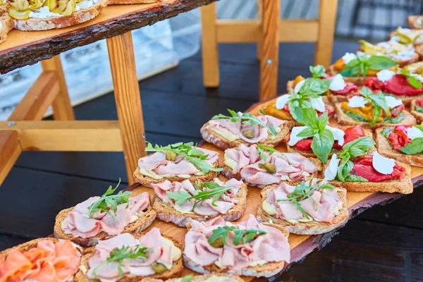 El bruschette y otros alimentos italianos en la mesa —  Fotos de Stock