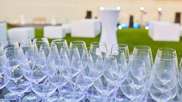 A lot of wine glasses in a row. Luxury glasses for alcohol. Wine glasses with wine on a table outside — Stock Photo, Image