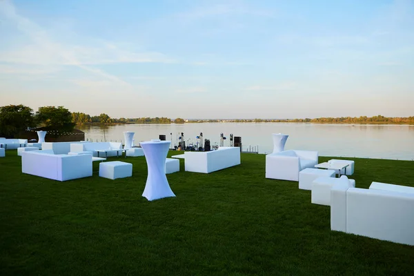 Lounge area for guests outside. White sofas and tables — Stock Photo, Image