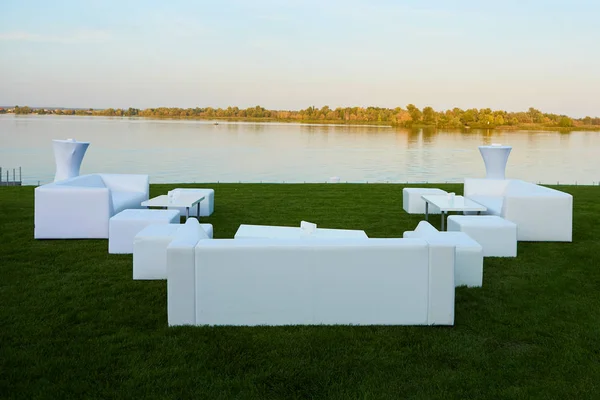 Lounge area for guests outside. White sofas and tables — Stock Photo, Image