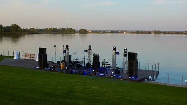 Escenario vacío antes del concierto a orillas del río —  Fotos de Stock