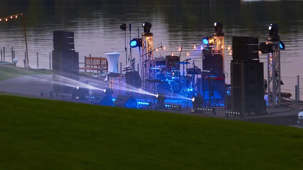 河边音乐会前的空舞台 — 图库照片