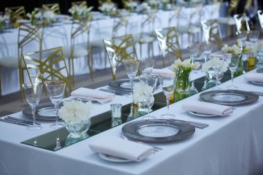 Güzel organize edilmiş bir etkinlik. Misafirler için şenlik masası hazır..