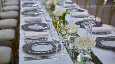 Güzel organize edilmiş bir etkinlik. Misafirler için şenlik masası hazır..