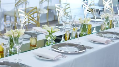 Güzel organize edilmiş bir etkinlik. Misafirler için şenlik masası hazır..