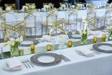 Güzel organize edilmiş bir etkinlik. Misafirler için şenlik masası hazır..