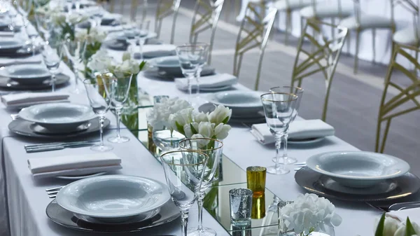 Beautifully organized event. Served festive table ready for guests. — Stock Photo, Image