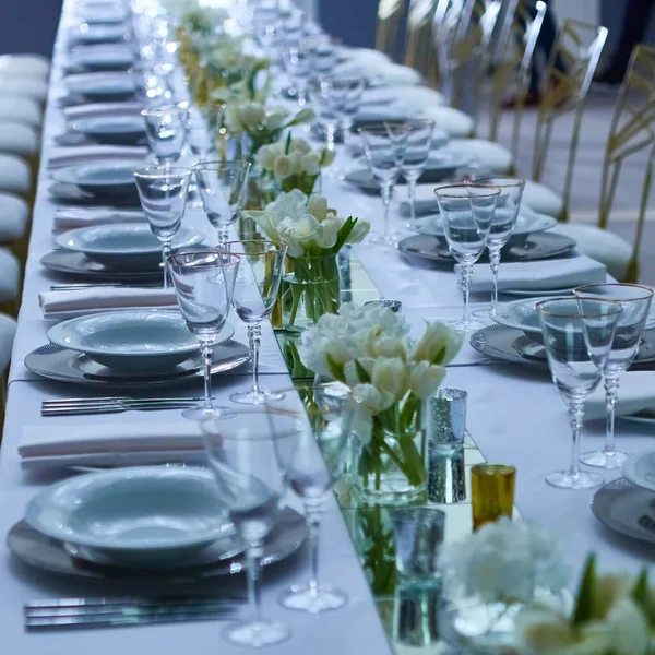 Beautifully organized event. Served festive table ready for guests. — Stock Photo, Image