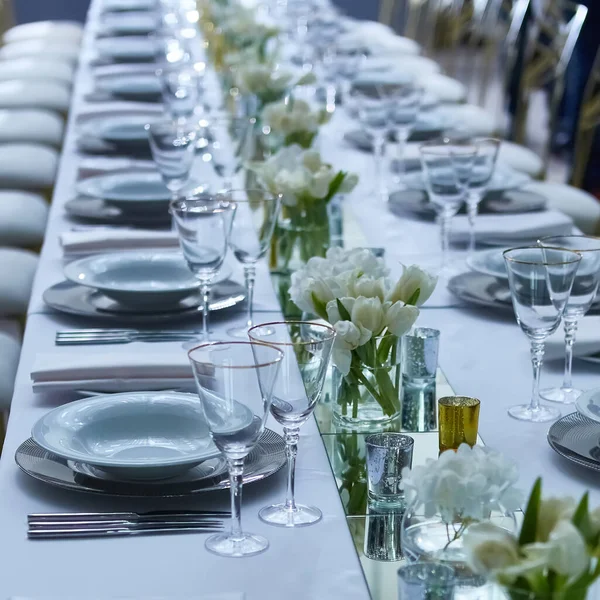 美しく組織化されたイベント。お客様のためのお祝いテーブルを提供. — ストック写真