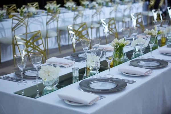 Vackert organiserad händelse. Serveras festligt bord redo för gäster. — Stockfoto