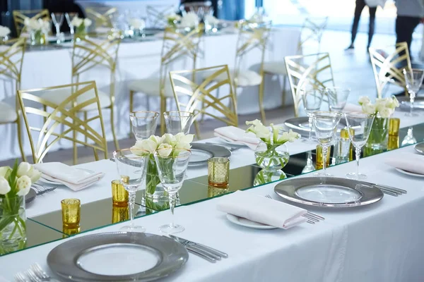 Prachtig georganiseerd evenement. Geserveerde feestelijke tafel klaar voor gasten. — Stockfoto