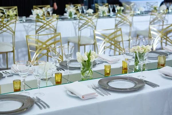 Güzel organize edilmiş bir etkinlik. Misafirler için şenlik masası hazır..