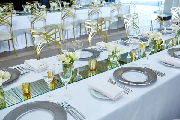 Beautifully organized event. Served festive table ready for guests. — Stock Photo, Image