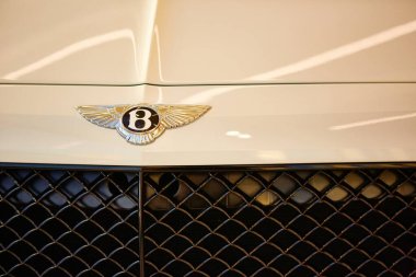Kyiv, Ukrayna - 02 Ekim 2019: Kaputta Bentley logosu