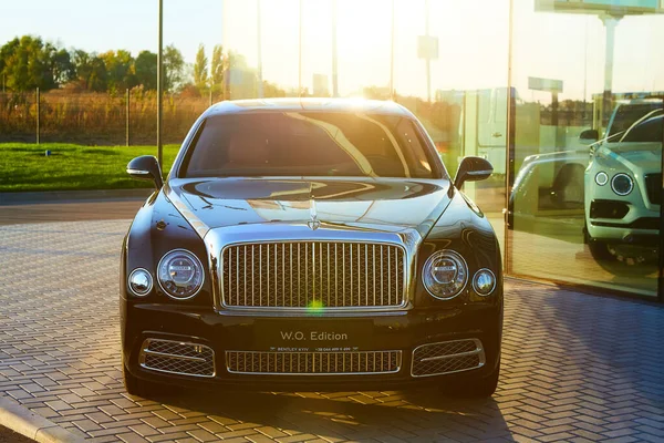 Kyiv, Ucrânia - 02 de outubro de 2019: Bentley Mulsanne carro na concessionária de carros em Kiev . — Fotografia de Stock