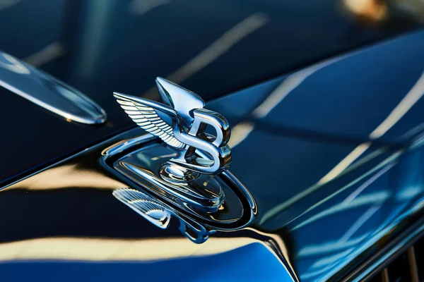 Kiev, Ucrania - 02 de octubre de 2019: logotipo de Bentley en el capó de Mulsanne. Mulsanne - lanzado en 2010 - es el único modelo de Bentley, que lleva el adorno distintivo de la capucha Flying B . — Foto de Stock