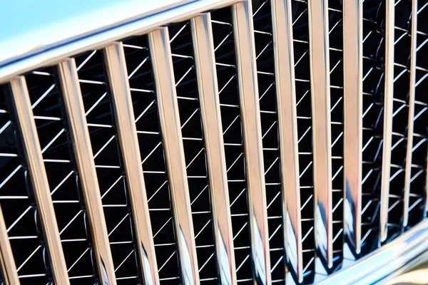 Grille de voiture avec sunflare. Grille de radiateur. Métal fond texture close-up. Grille chromée de grande macro moteur puissant — Photo