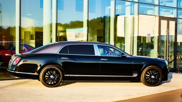 Киев, Украина - 02 октября 2019 года: Bentley Mulsanne car at the car dealership in Kiev . — стоковое фото