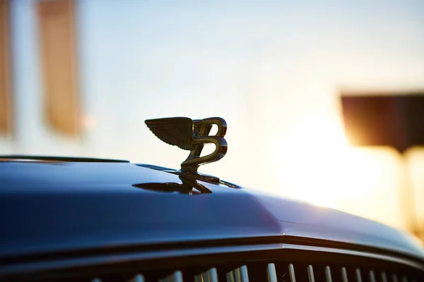 Kiev, Ucrania - 02 de octubre de 2019: logotipo de Bentley en el capó de Mulsanne. Mulsanne - lanzado en 2010 - es el único modelo de Bentley, que lleva el adorno distintivo de la capucha Flying B . —  Fotos de Stock