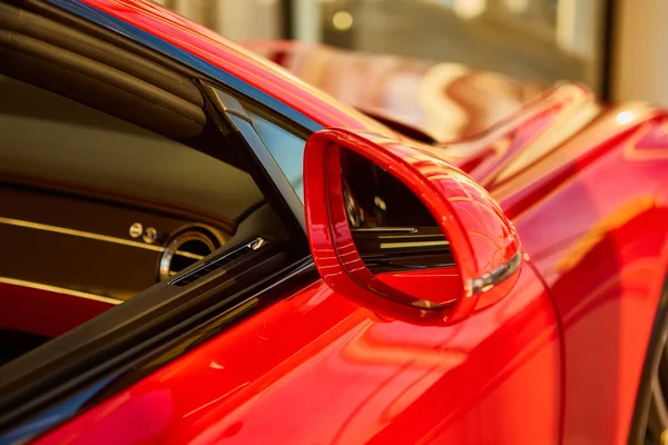 Espejo retrovisor lateral en un coche moderno — Foto de Stock