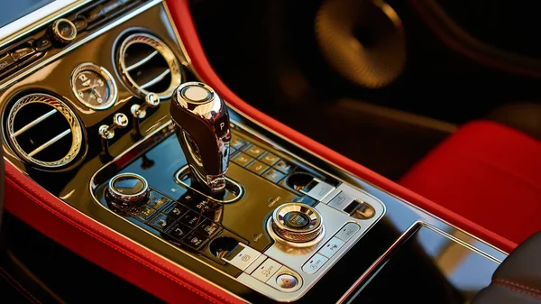 Automatyczny uchwyt zmiany biegów. Red luksusowy samochód Wnętrze. Płytki pies.. — Zdjęcie stockowe