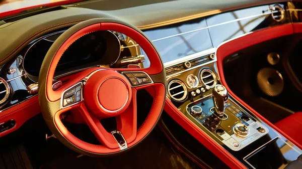 Carro de luxo vermelho Interior. Volante, alavanca de mudança e painel. Desmoronamento superficial — Fotografia de Stock