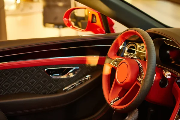Червоний розкішний автомобіль Інтер'єр. Кермо, важіль перемикання передач та приладова панель. Неглибоке стирання — стокове фото