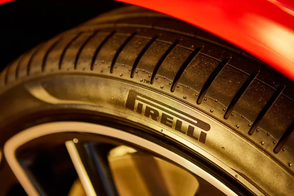 Київ, Україна - 2 жовтня 2019: Logo Pirelli на шині. — стокове фото