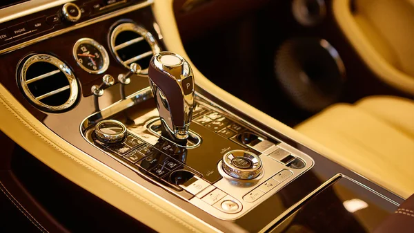 Detail of luxury car interior. Focus on gear. — Stock Photo, Image