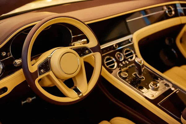 Luxury car interior details. Shallow DOF selective focus. — Stockfoto