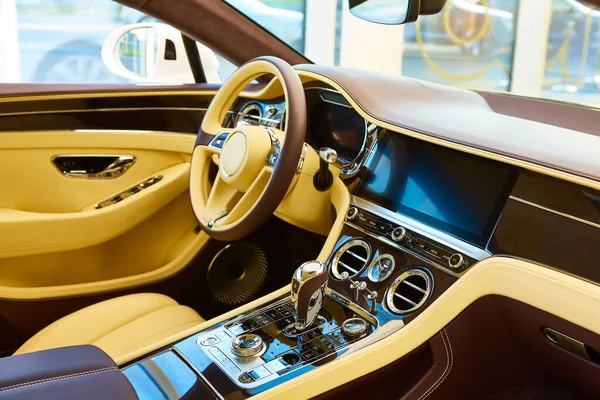 Luksusowe szczegóły wnętrza samochodu. Płytkie ognisko selektywne Dof. — Zdjęcie stockowe