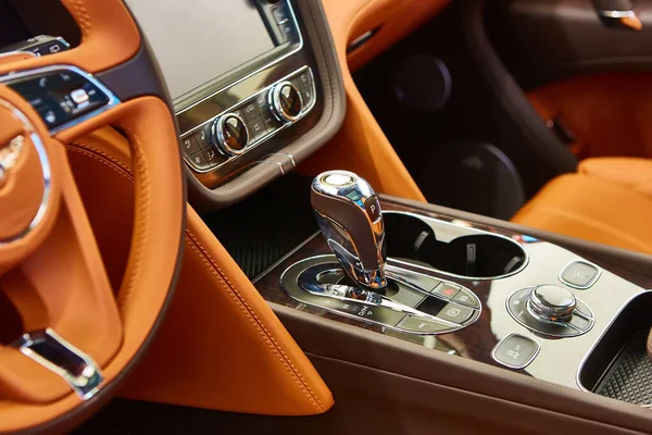Detail der Luxus-Auto-Interieur. Getriebe im Fokus. — Stockfoto