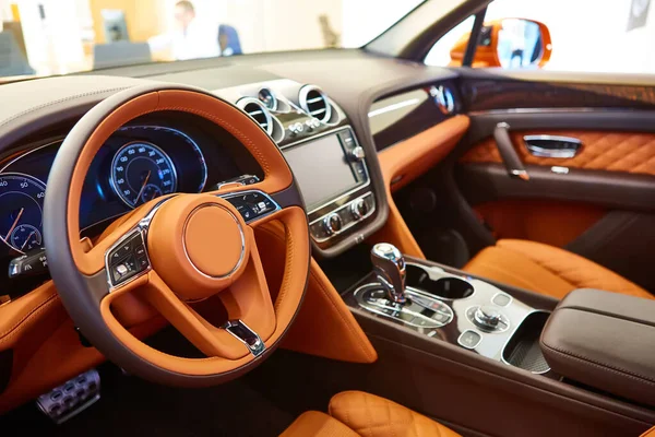 Interieur aus braunem Leder eines Luxusautos — Stockfoto