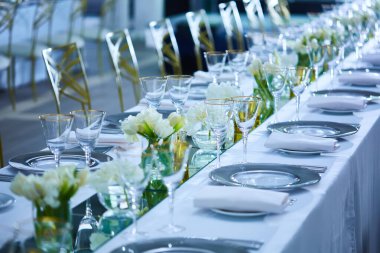 Lotus çiçeklerle, seçici odak zerafet masayı.