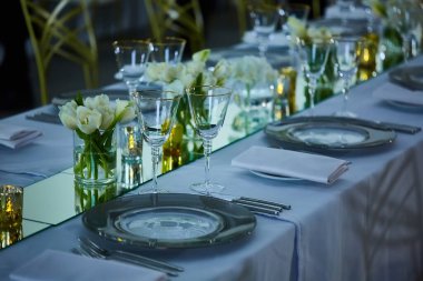 Lotus çiçeklerle, seçici odak zerafet masayı.