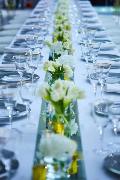 Área de recepção de casamento chique pronto para os convidados e a festa — Fotografia de Stock