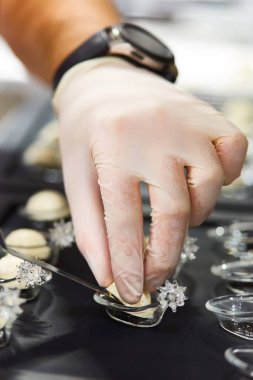 Şef lezzetli yemekler hazırlıyor, hareket bulanıklığı var.