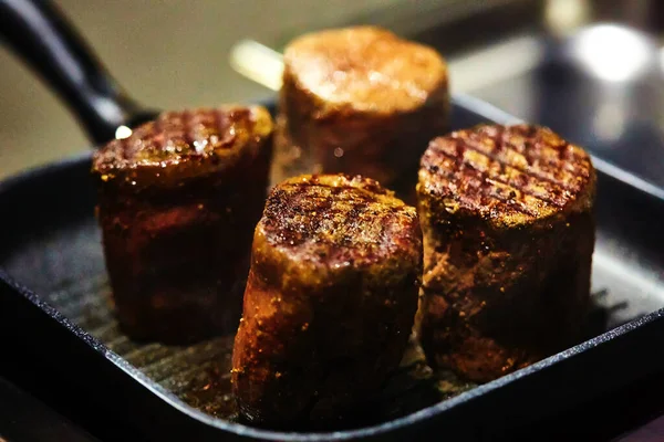 Kızartma tavasındaki biftek. Sığ dof — Stok fotoğraf