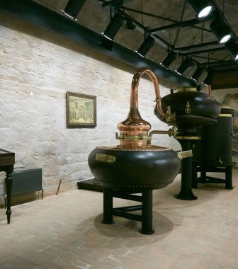 Ortaçağ geleneksel distiller, alkol, konyak, viski bakır imalatı yapılmış küp. Alkol üretimi için bakır eski distiller parçası. Eski geleneksel gıda teknolojileri alkol için