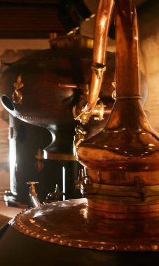 Ortaçağ geleneksel distiller, alkol, konyak, viski bakır imalatı yapılmış küp. Alkol üretimi için bakır eski distiller parçası. Eski geleneksel gıda teknolojileri alkol için